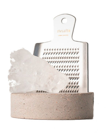 Rivsalt Sæt Med Rivejern  Halitsalt Og Holder I Beton